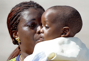 mujer africana madre con su bebé