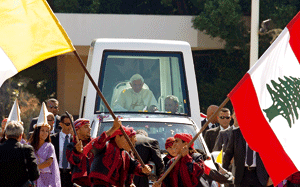 papa Benedicto XVI en Líbano, papamovil bandera vaticana y libanesa