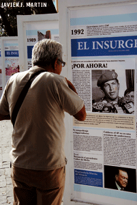 un hombre en Venezuela mira carteles con portadas de periódicos