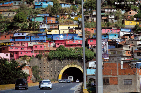 Venezuela coches por la carretera y casas en la colina