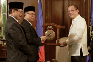 acuerdo de paz Filipinas presidente de Filipinas Benigno Aquino y representantes del FMLI