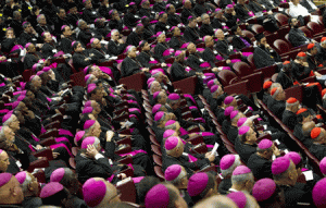 obispos y padres sinodales en el Sínodo sobre la Nueva Evangelización
