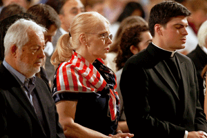 sacerdote y laicos en los Estados Unidos rezando