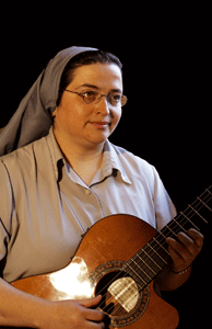 Hermana Glenda, religiosa y cantautora católica