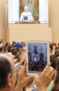 usuario de iPad siguiendo un discurso de papa Benedicto XVI