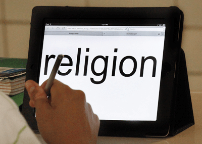 persona con un iPad para materiales de Religion