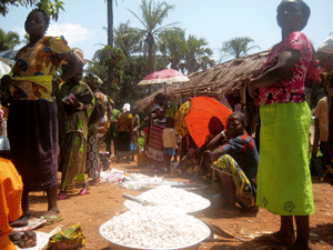 gente vende comida en el mercado de Obo, al este de República Africana