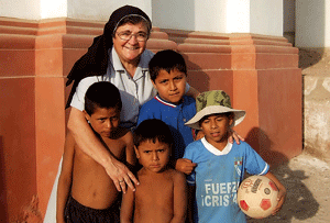 misionera religiosa con niños sudamericanos