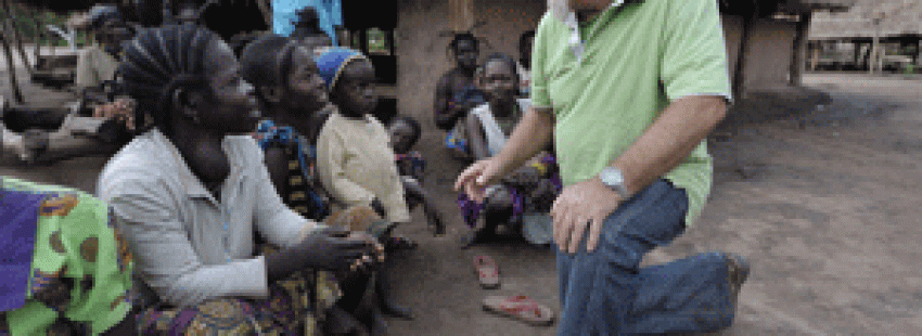 un misionero con niños en Sudán del Sur