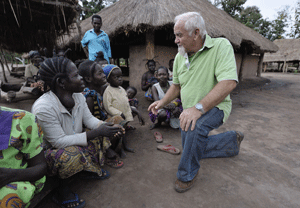 un misionero con niños en Sudán del Sur