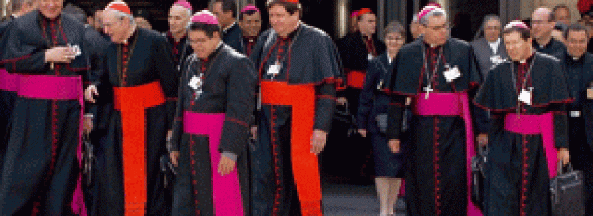 grupo de obispos saliendo de una sesión del Sínodo sobre la Nueva Evangelización