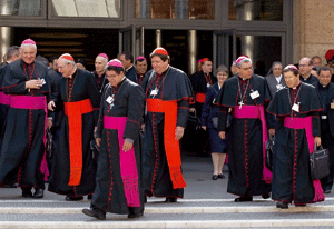 grupo de obispos saliendo de una sesión del Sínodo sobre la Nueva Evangelización