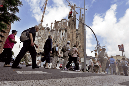 gente paseando al lado de la Sagrada Familia en Barcelona