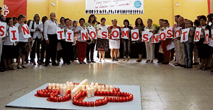 voluntarios de Cáritas Cádiz forman el cartel Sin ti no somos nosotros