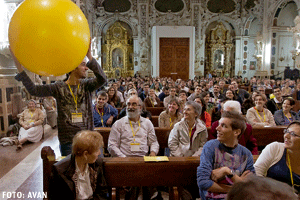 Congreso Nacional de Pastoral Juvenil noviembre 2012 gente en iglesia y balón amarillo