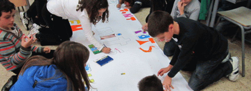 niños pintando un mural en una escuela cristiana en Cataluña
