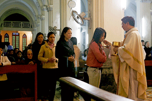 católicos comulgando en Vietnan