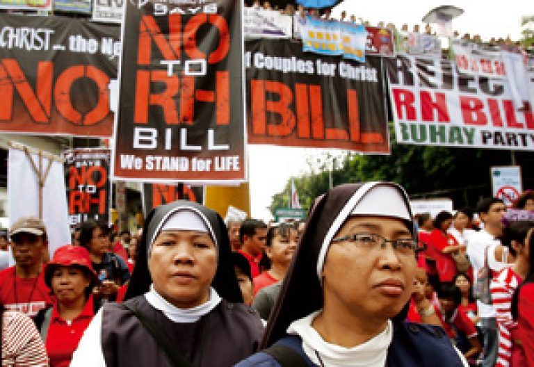 religiosas en una manifestación contra la ley del divorcio en Filipinas