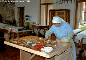 monja realizando trabajos de restauración gestionada por Summa Humanitate