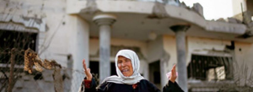 mujer llorando y gritando en ciudad bombardeada en Gaza