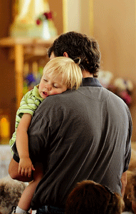 padre lleva en brazos a su hijo niño pequeño