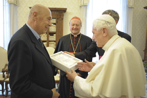 papa Benedicto XVI con Paolo Mieli editor del tercer libro sobre la infancia de Jesús