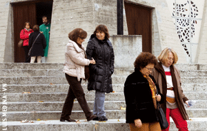 varias mujeres saliendo de una iglesia en la parroquia