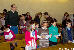 grupo de niñas rezando en una celebración en la iglesia parroquia