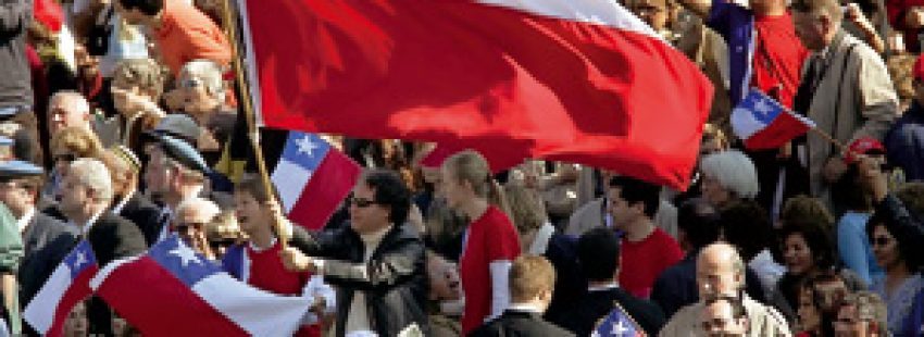 grupo de personas chilenas con banderas