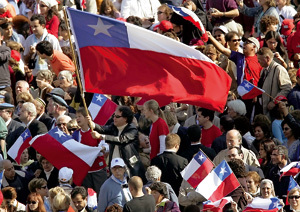 grupo de personas chilenas con banderas