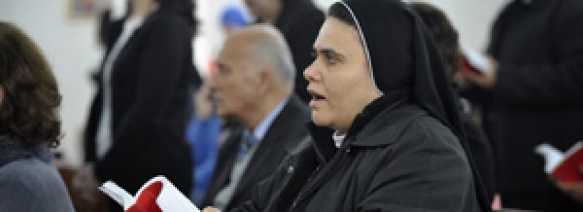 religiosa cristiana en una misa en Gaza