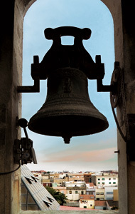 campana en el campanario de una iglesia