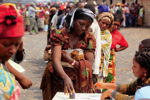 mujer en República Democrática del Congo en una fila para registro
