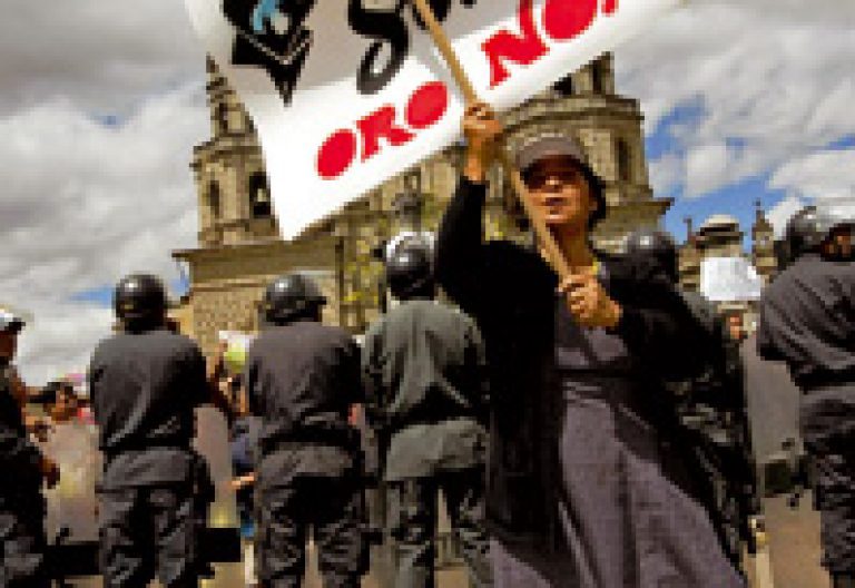 protesta en Perú contra los daños de la minería en el medio ambiente y la población