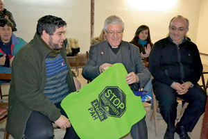 Joan Piris obispo de Lleida con miembros Plataforma Afectados Hipotecas