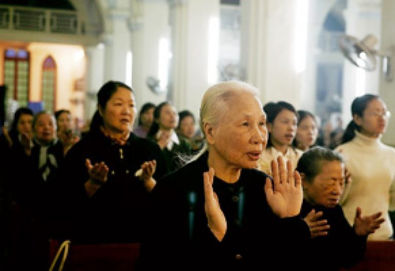 católicos en Vietnam rezando en una iglesia