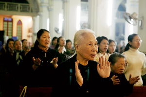 católicos en Vietnam rezando en una iglesia