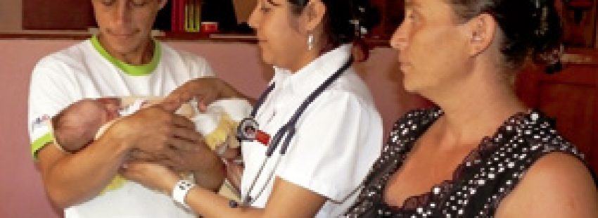familia con bebé y una enfermera en Nicaragua