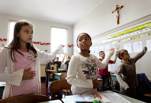niños pequeños en clase de Religión en el aula