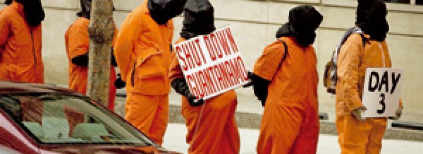 grupo de personas disfrazadas en una protesta contra las torturas en Guantánamo