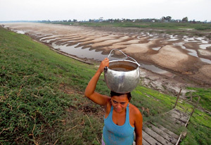 mujer con un caldero con agua en Brasil zona de sequía