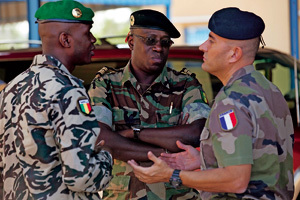 soldados de Francia y Malí cooperan en la intervención contra los extremistas
