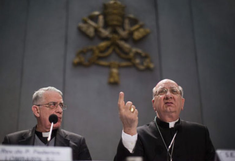 motu proprio papa Benedicto XVI adelanto cónclave Federico Lombardi y Pier Luigi Celata rueda de prensa 25 febrero