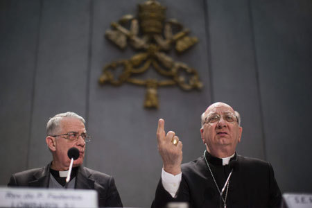 motu proprio papa Benedicto XVI adelanto cónclave Federico Lombardi y Pier Luigi Celata rueda de prensa 25 febrero