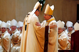 cardenal Roger Mahony y su sucesor obispo de Los Ángeles José H. Gómez