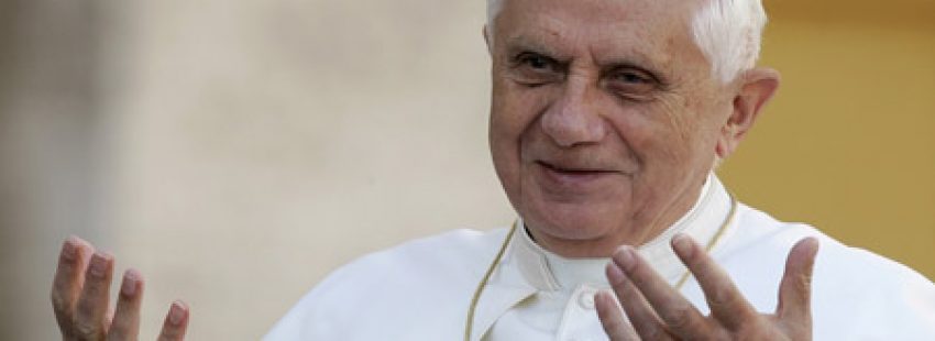papa Benedicto XVI gesto de acogida