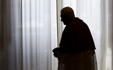 papa Benedicto XVI a contraluz