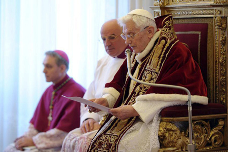 papa Benedicto XVI lee su renuncia dimisión