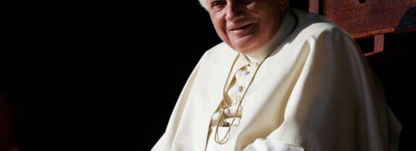 papa Benedicto XVI posa sentado sobre fondo negro