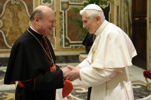 papa Benedicto XVI saluda al cardenal Ravasi febrero 2013